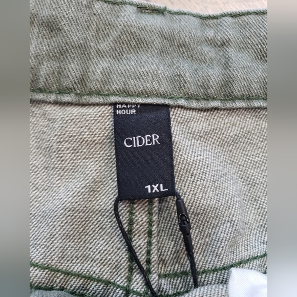 Cider Curve Green Roll up short NWT size 1X - Picture 4 of 8